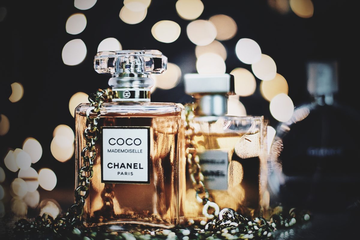 Фото духов шанель. Chanel Parfum. Coco Chanel brand. Парфюм на рабочий стол. Духи прет а порте.